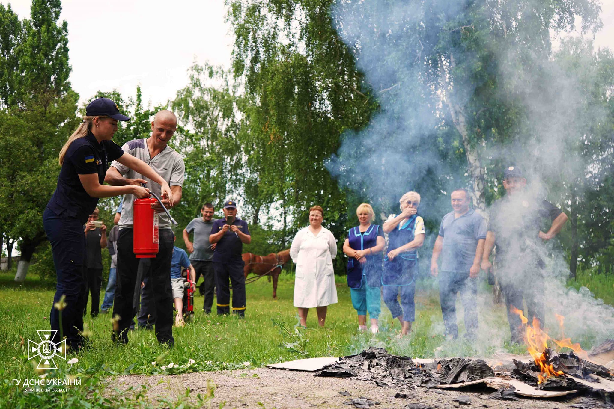 Рятувальники здійснюють навчання та навчають пожежних сільських районів